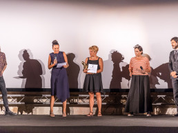 Teresa Sala ritira il premio per BEN all'Ortigia Film Festival