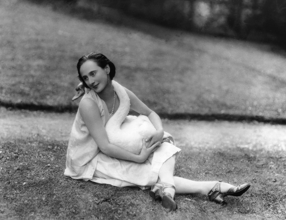 Anna Pavlova and her pet swan Jack
